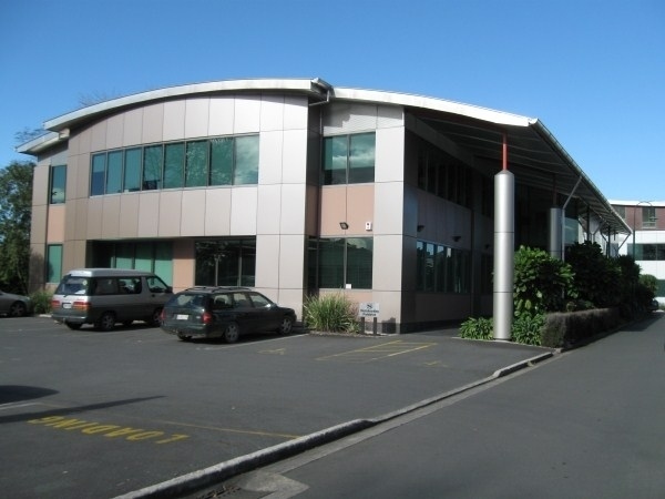 Photo of commercial building after washing by Ewash.